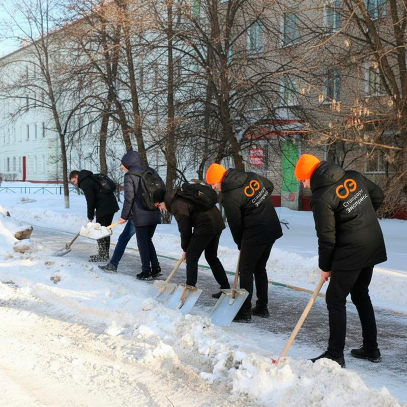 Уборка снега с крыш и территорий в Спасске-Дальнем